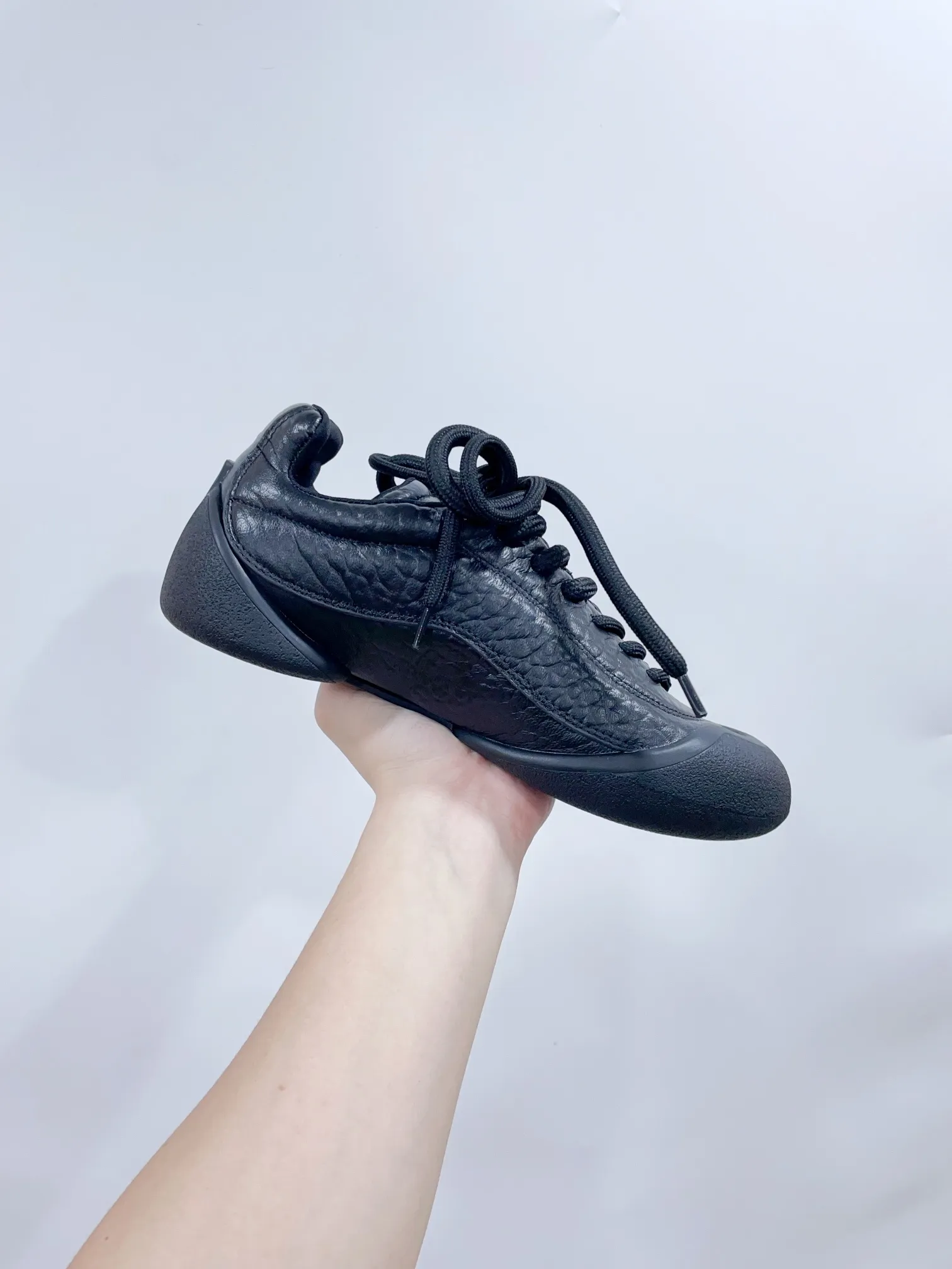 👟👟Ex-factory price 620👟👟 *✅MCQUEEN/Alexander McQueen 24/The latest Flexion series of autumn and winter retro casual sneakers. Original purchase, development and production. This Flexion Off white tone grain leather low-top sneaker uses laces of different sizes and is matched with a lightweight segmented sole inspired by anatomy. The reverse skull pattern is embossed on the heel. Fabric: Original custom imported first-layer cowhide. Lining: Custom imported breathable mesh lining. Sole: Original molded non-slip TPU material. Sole thickness: 2CM. 𝙎𝙞𝙯𝙚: 35-40 women / 39-45 men (customized for 40 women and 45 men) 𝙋𝙧𝙞𝙘𝙚(Men’s size +10) Extremely cost-effective factory price, no negotiation